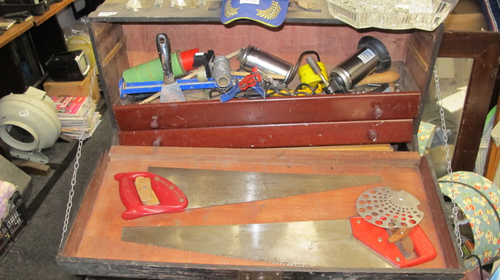 Lot 1151: carpenters tool box and contents