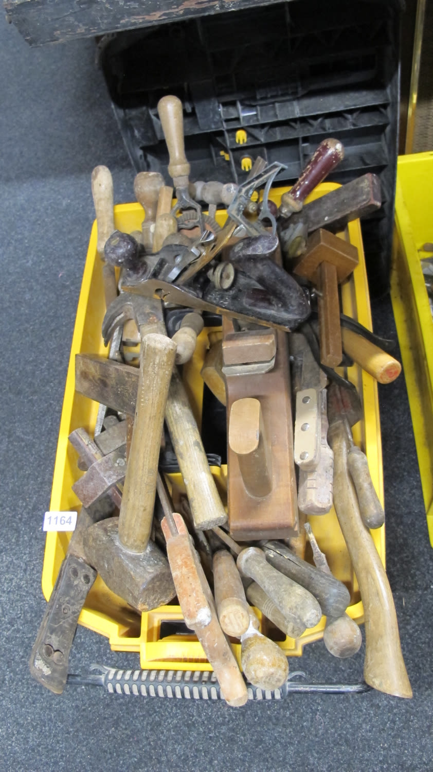 Lot 1164: tub of misc tools