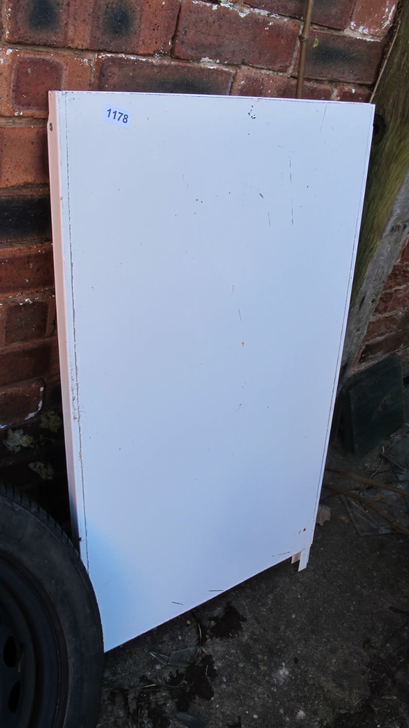 Lot 1178: Shell shaped large bathroom sink