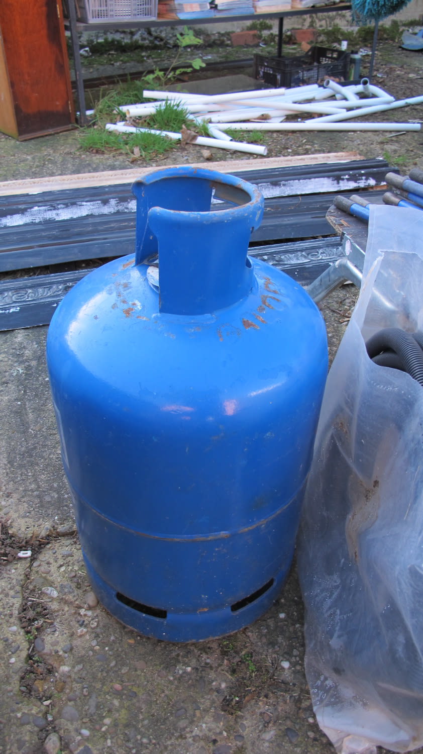 Lot 1210: gas bottle