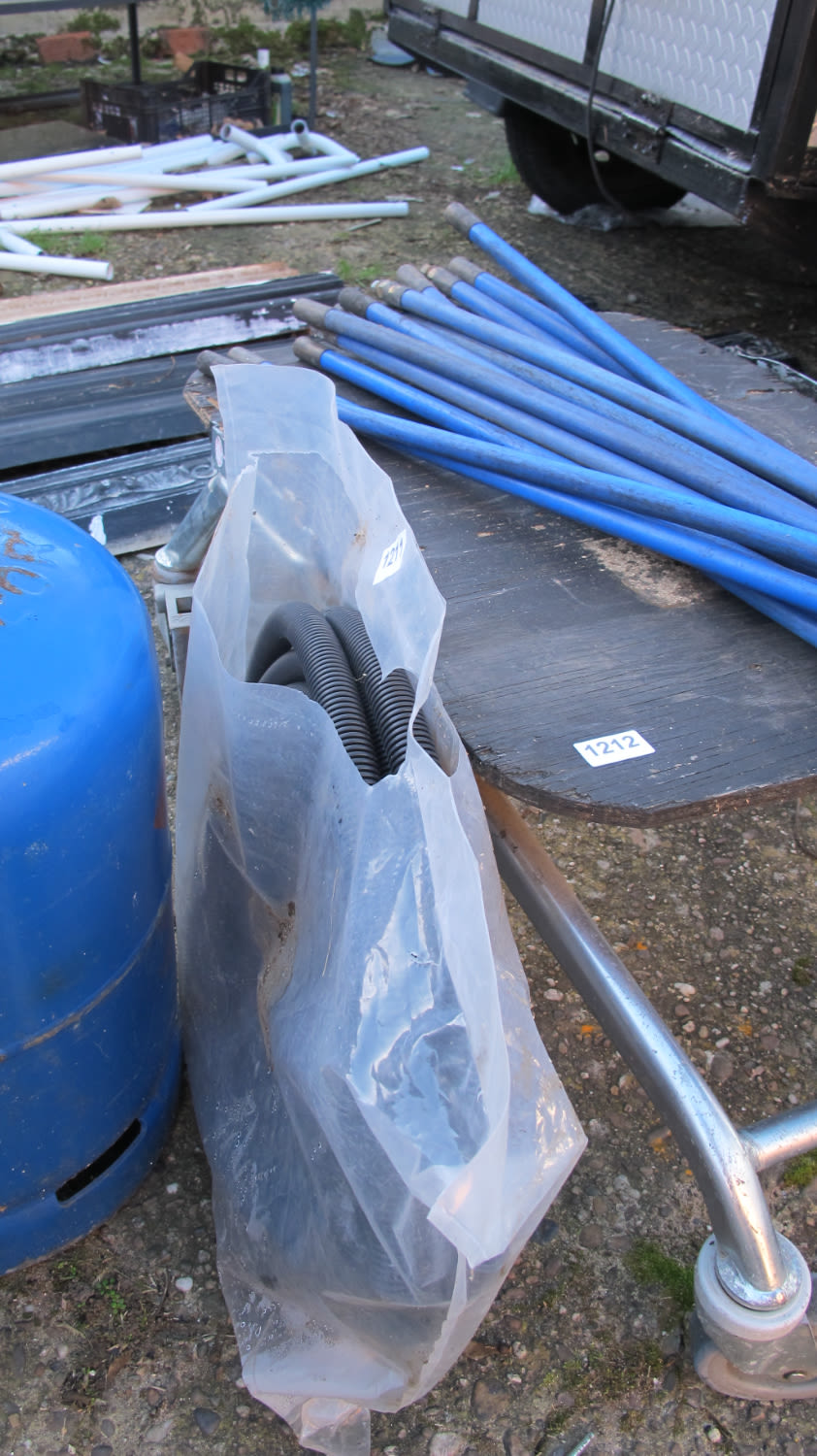 Lot 1211: hose