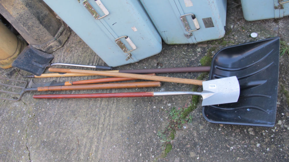 Lot 1224: garden tools