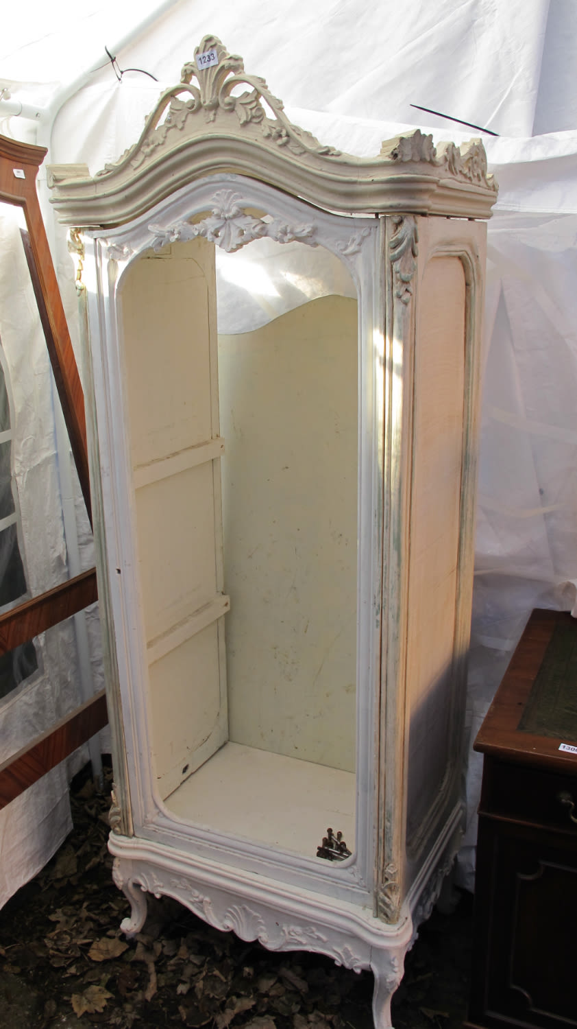 Lot 1233: armoir