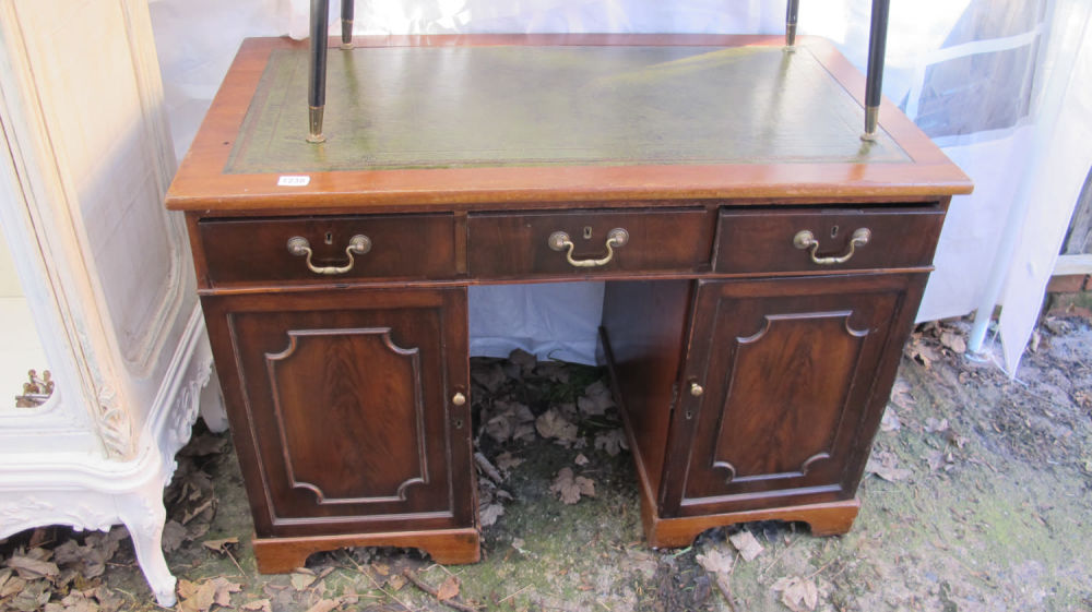 Lot 1238: leather topped desk