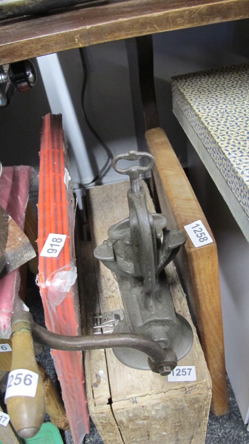 Lot 1256: mincer
