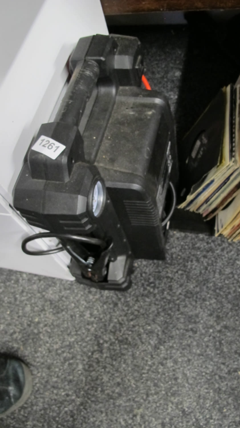Lot 1261: tyre compressor