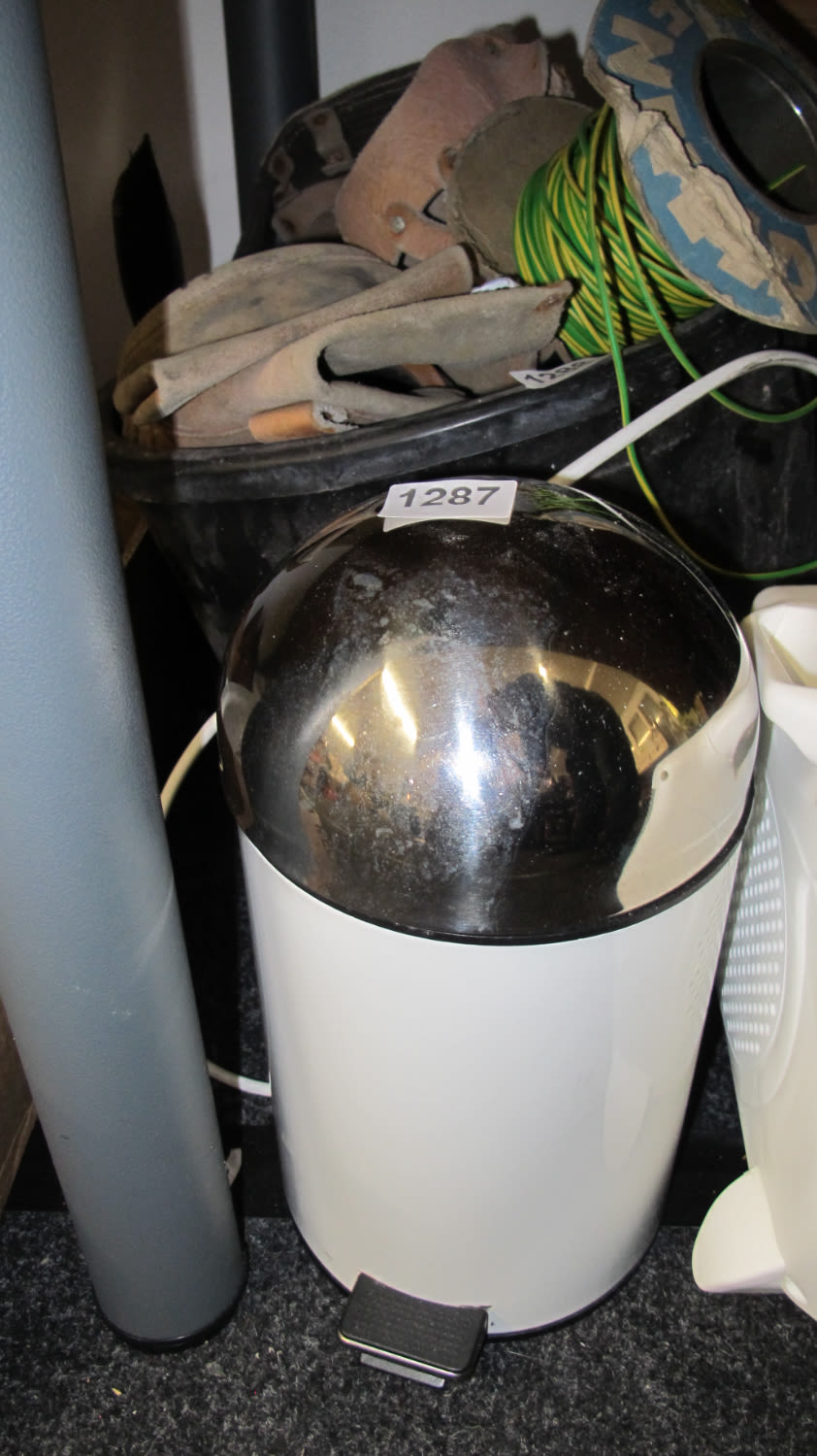 Lot 1287: pedal bin