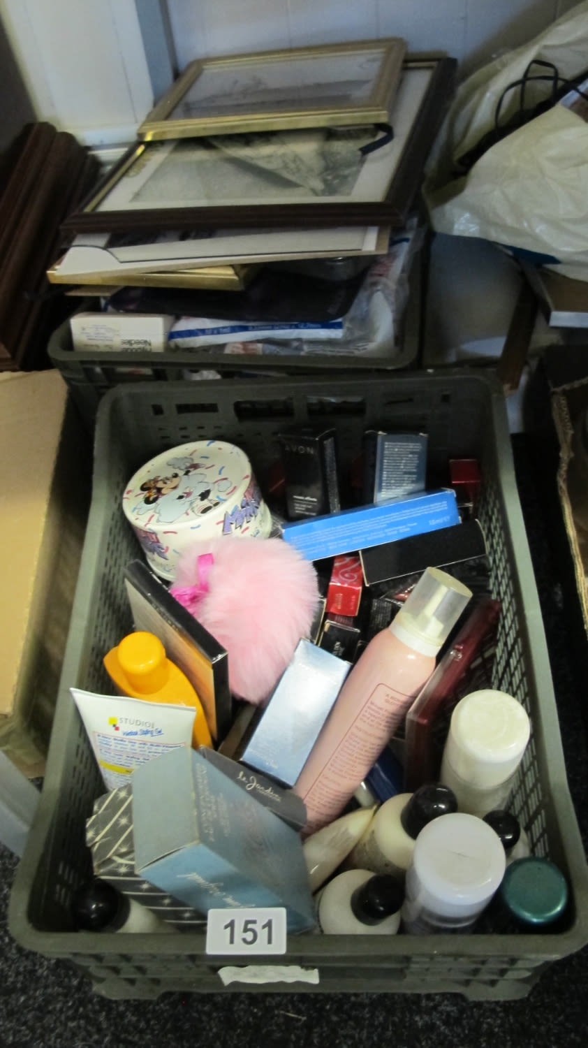 Lot 151: tub of cosmetics