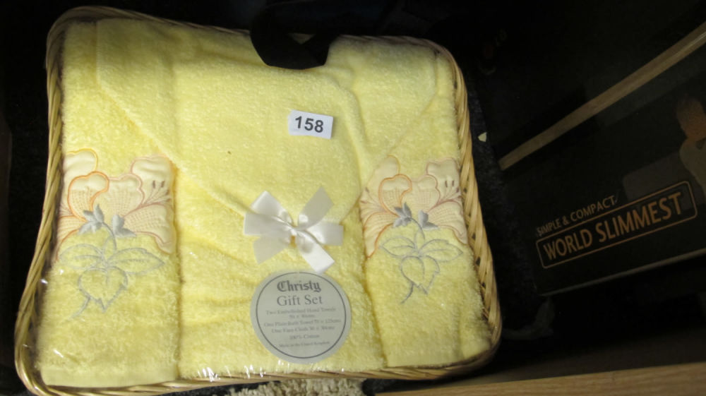 Lot 158: towel gift set