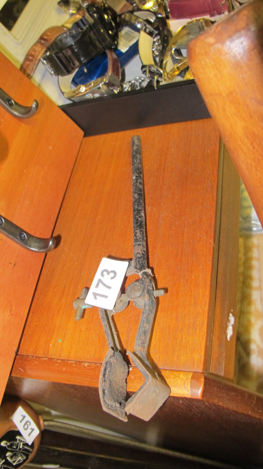 Lot 173: Flask clamp