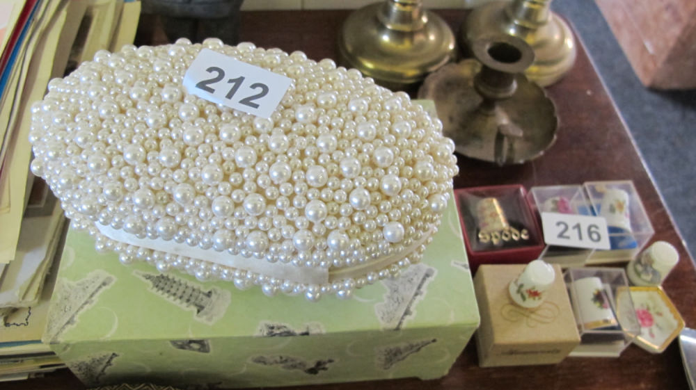 Lot 212: "Pearl" trinket box