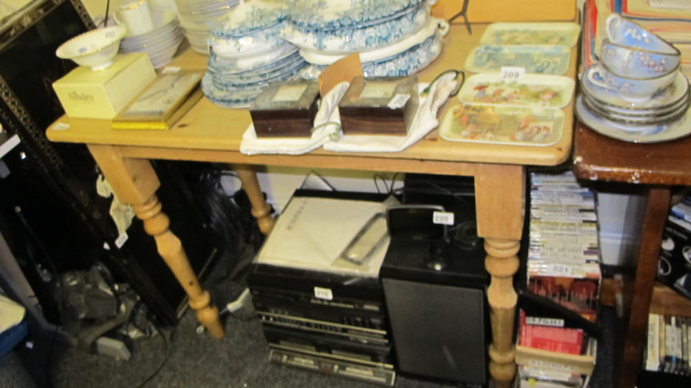 Lot 218: Pine kitchen table