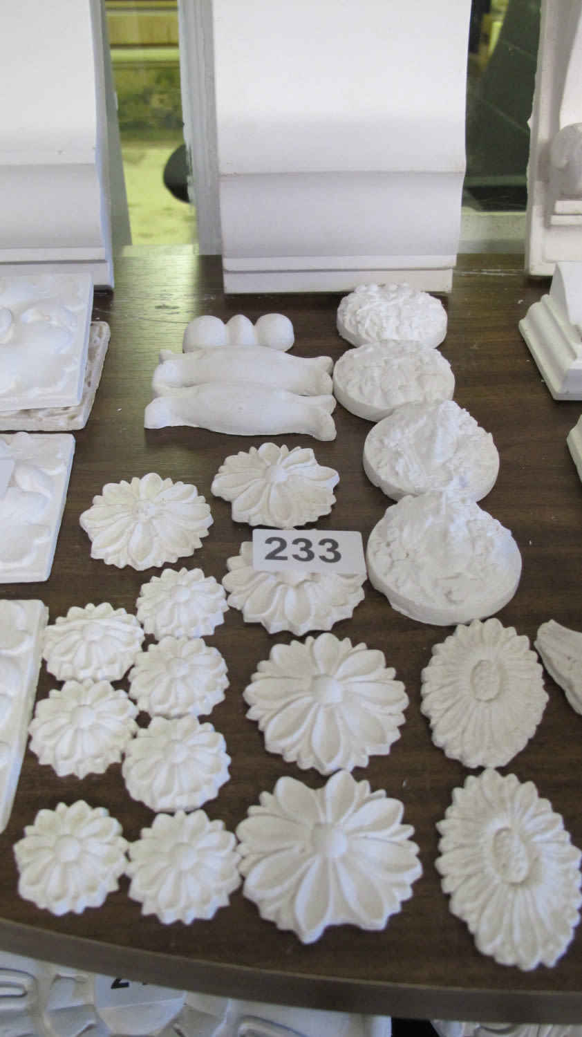 Lot 233: A quantity of decorative plaster mouldings