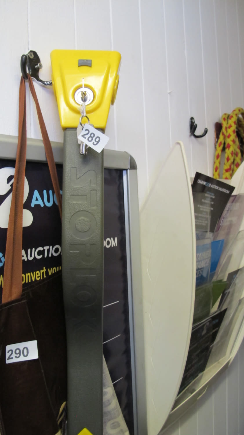 Lot 289: Steering wheel lock
