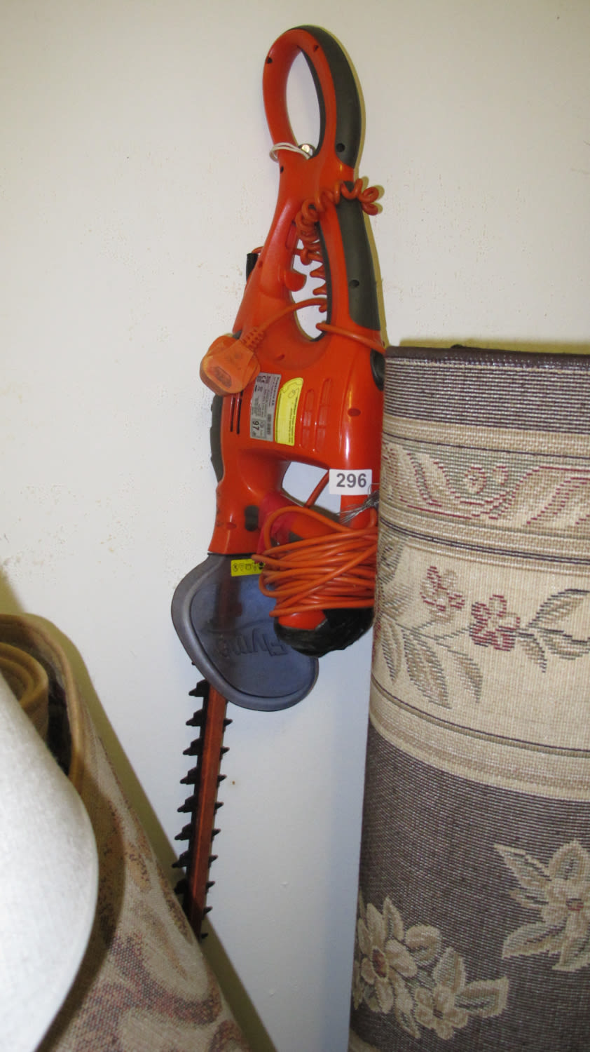 Lot 296: Electric bush trimmer