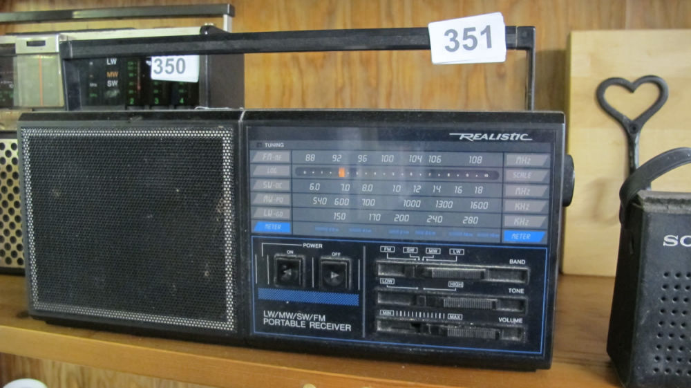Lot 351: Vintage Realistic radio