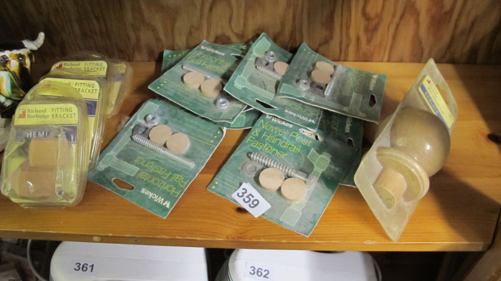 Lot 359: A quantity of bannister rail fittings