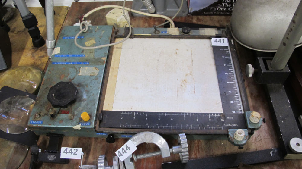 Lot 441: top quality photographic enlarging easel