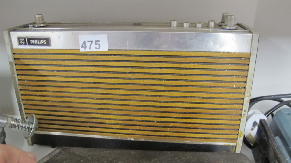 Lot 475: Philips radio