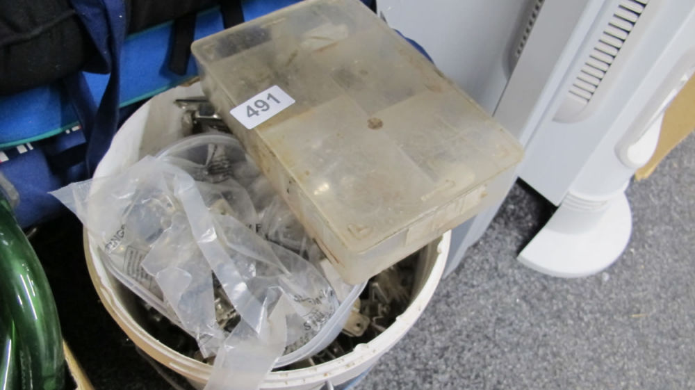Lot 491: A tub of misc.