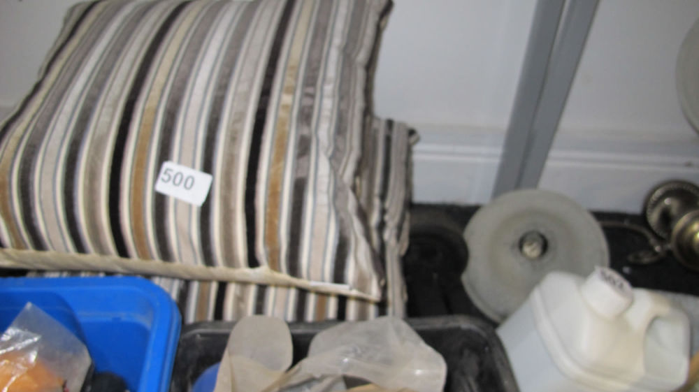 Lot 500: Cushions