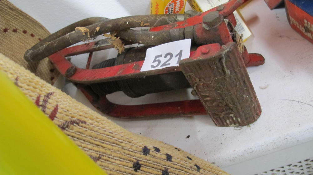 Lot 521: A footpump