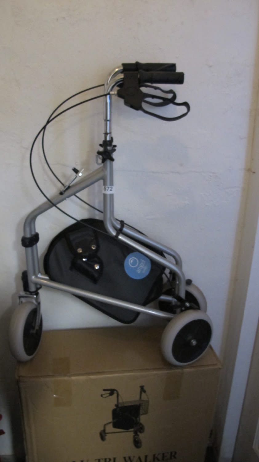 Lot 572: Lightweight folding mobility aid for parachutists/mountaineers/etc.