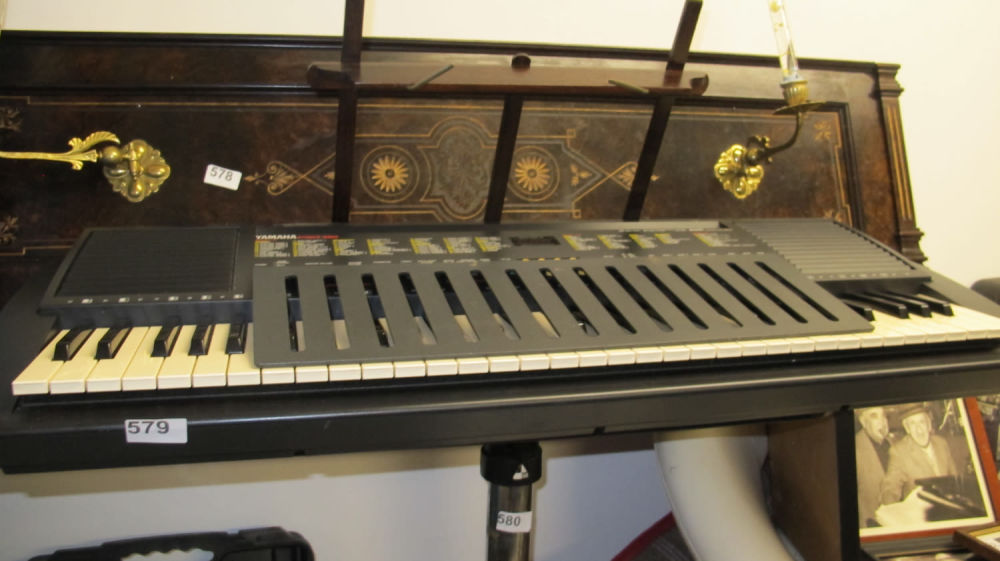 Lot 579: Yamaha keyboard
