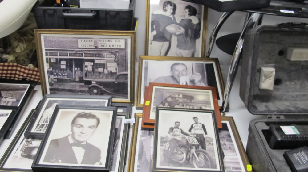 Lot 589: qty of photographs