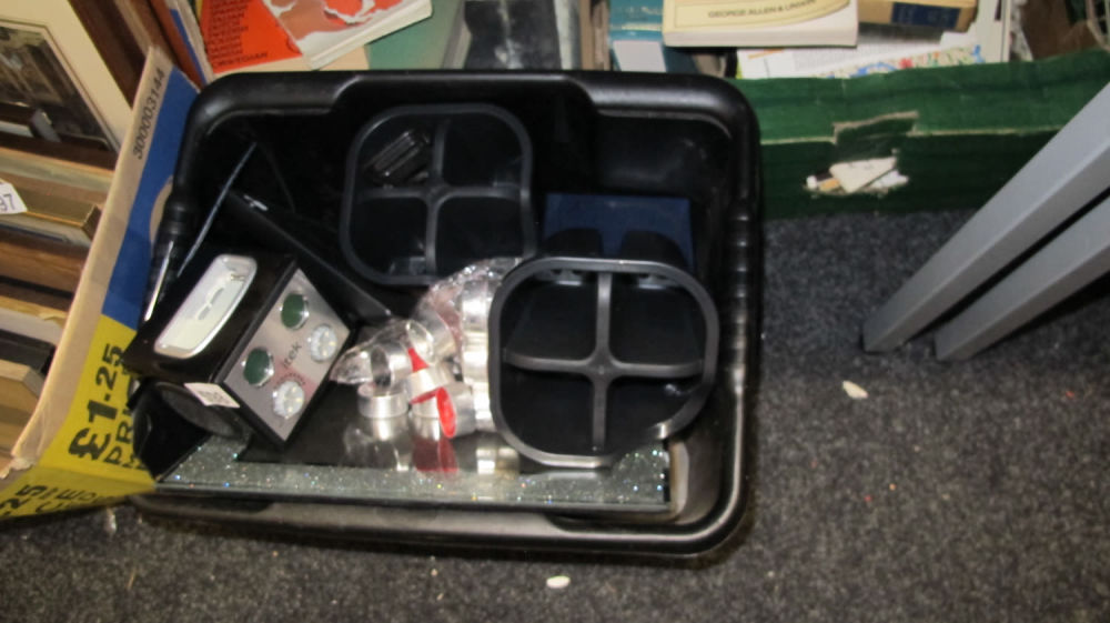 Lot 598: tub of misc