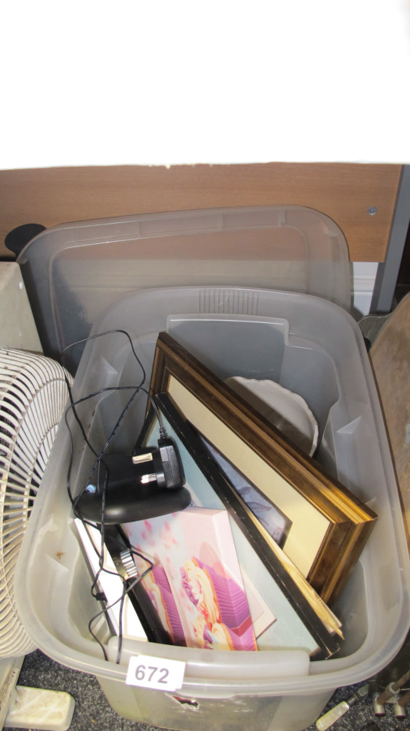 Lot 672: tub of misc