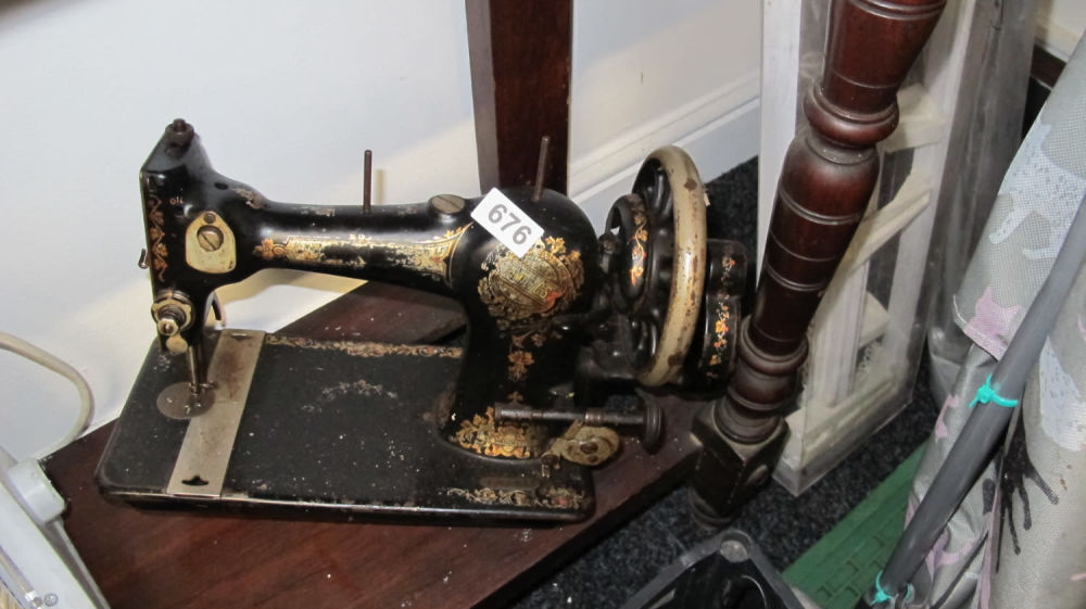 Lot 676: Vintage decorative sewing machine