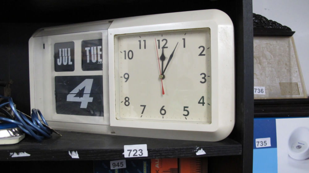 Lot 723: Vintage wall clock with flip day/date