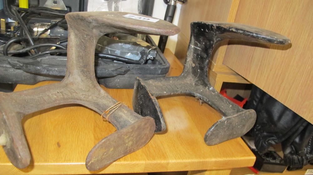 Lot 739: 2 Cobblers lasts
