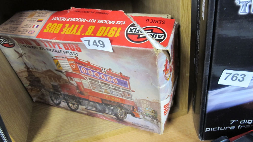 Lot 749: Airfix bus model