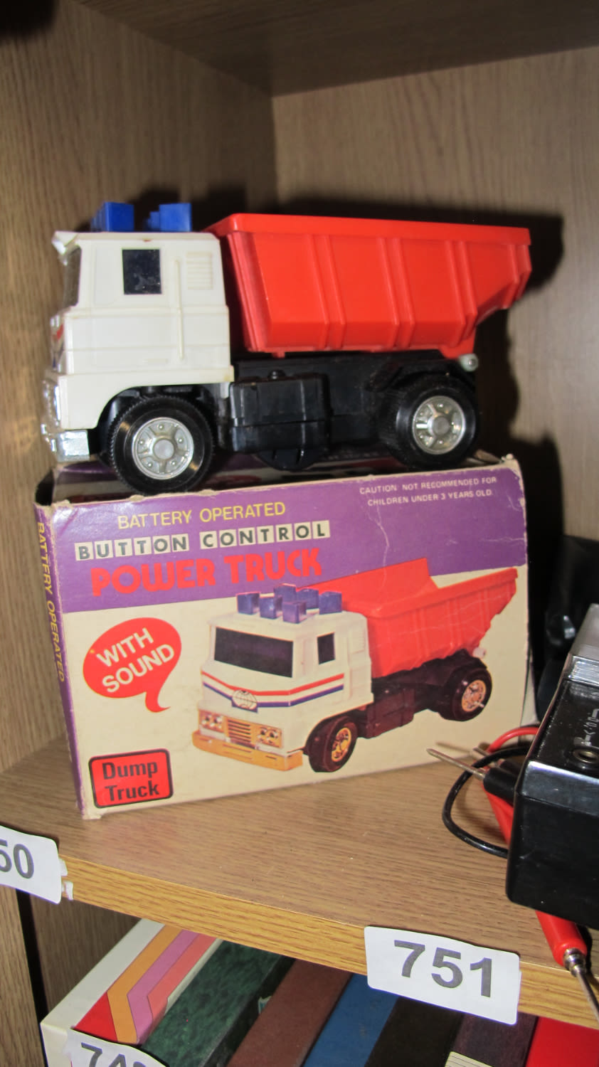 Lot 750: Battery operated dump truck with sound