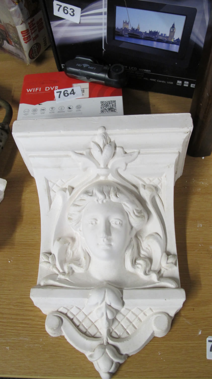 Lot 765: A beautiful ornate plaster moulding. The dimensions are...