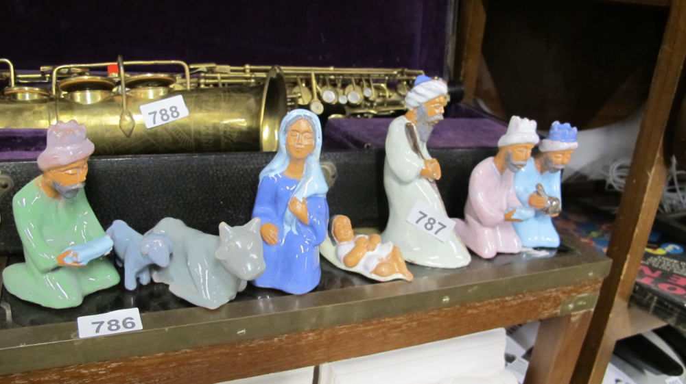 Lot 787: Nativity figurines
