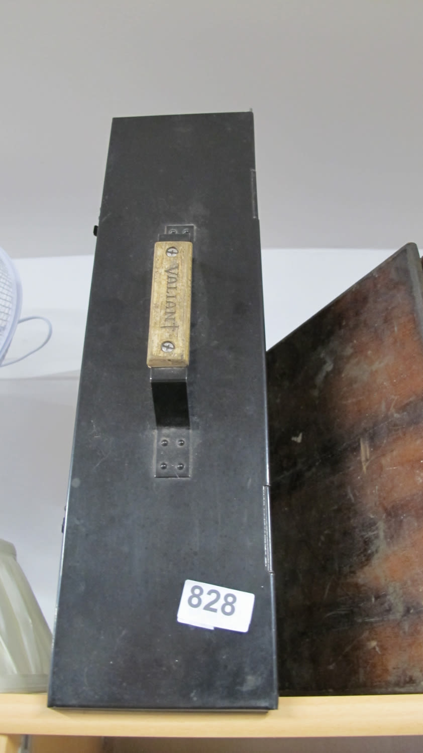 Lot 828: Valiant metal case