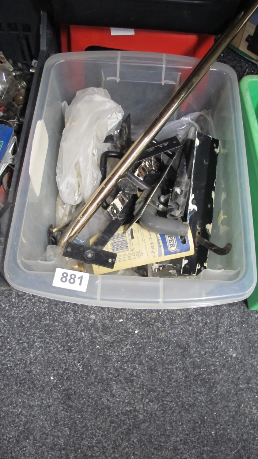 Lot 881: A box of door/gate furniture
