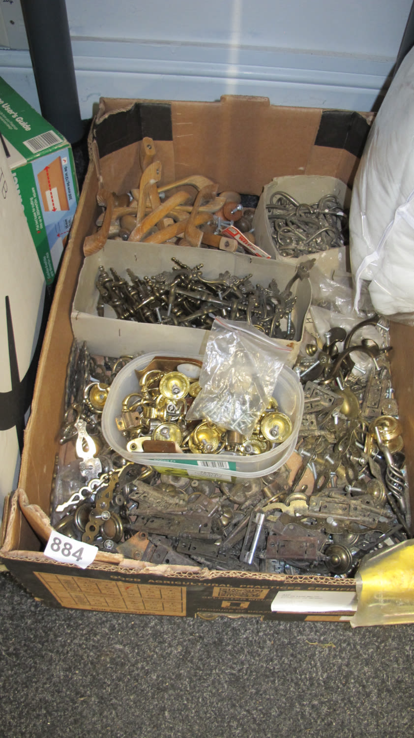 Lot 884: A tub of hinfes/handles etc