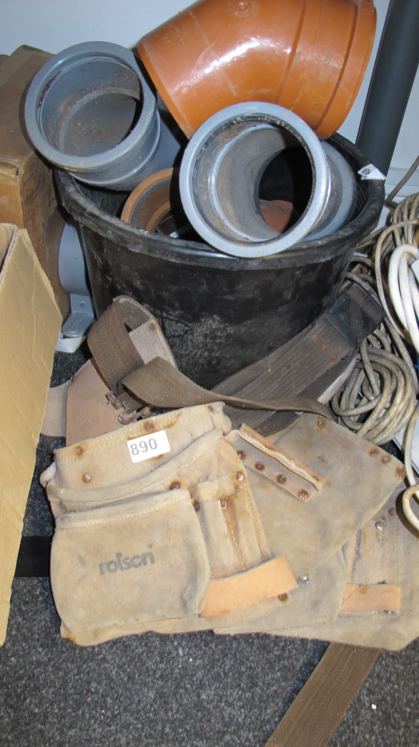 Lot 890: A tub of drain fittings