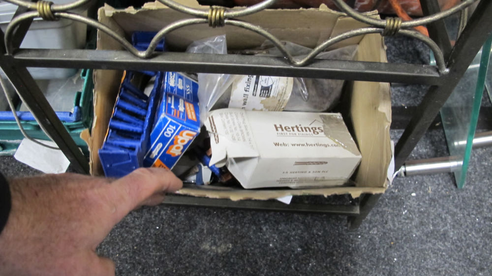 Lot 895: A box of rawl plugs etc