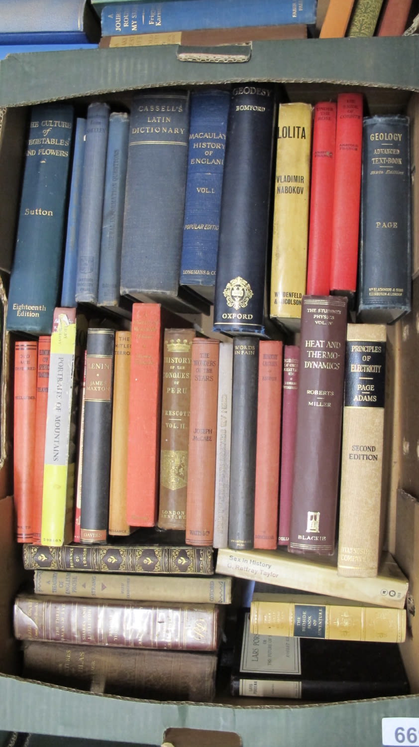 Lot 899: A box of vintage books Collected from chess...