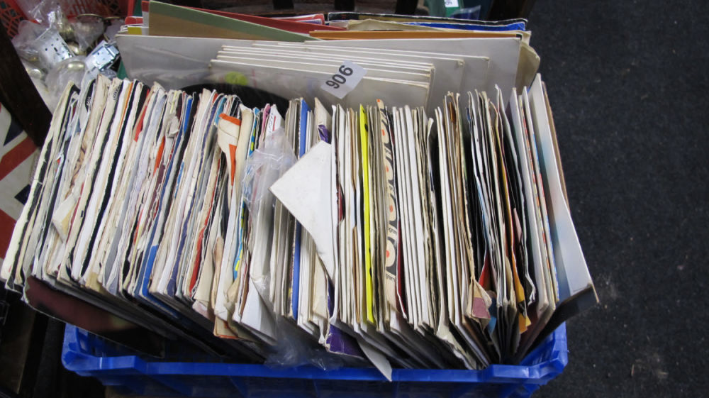 Lot 906: A large quantity of 70's and 80's vinyl...