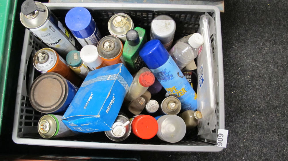 Lot 909: A tub of misc.