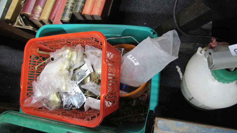 Lot 911: A box of misc.
