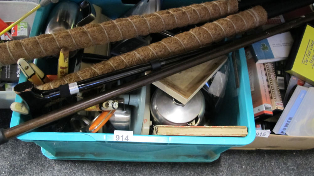 Lot 914: A box of misc.