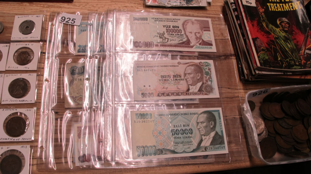 Lot 925: A collection of Turkish bank notes