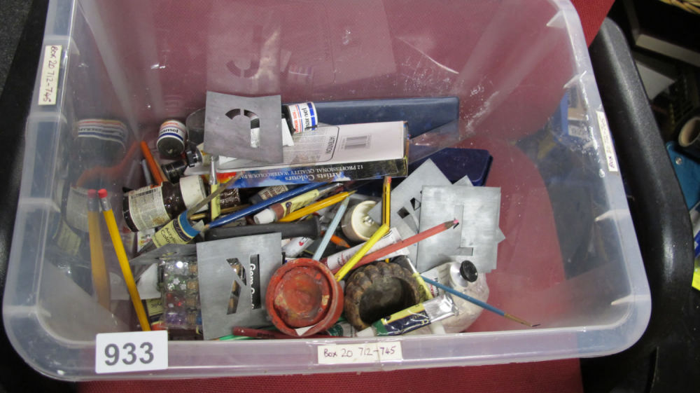 Lot 933: A quantity of artists materials, artists paints and...